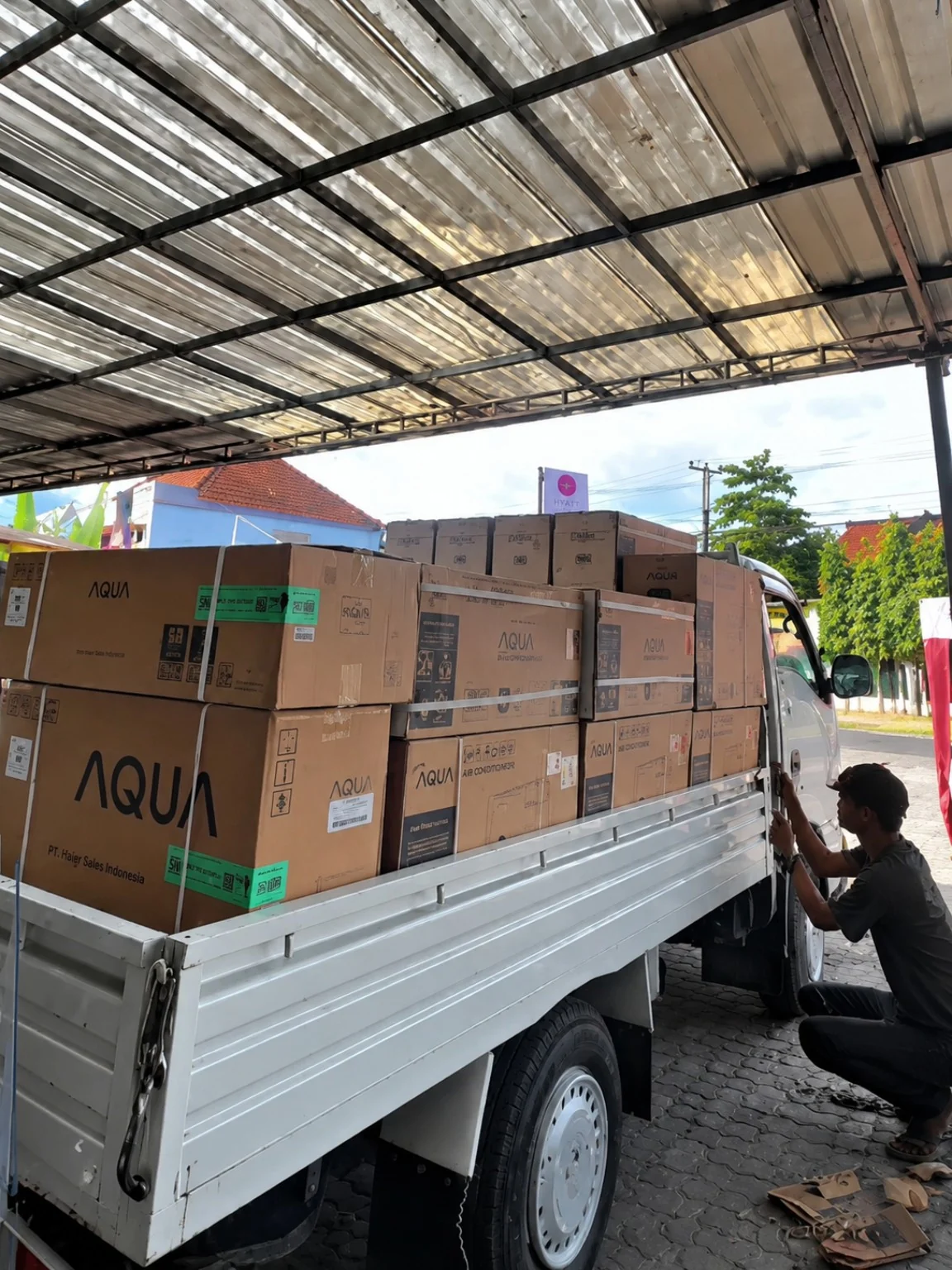 Pengiriman Stok Aqua Truk Putih