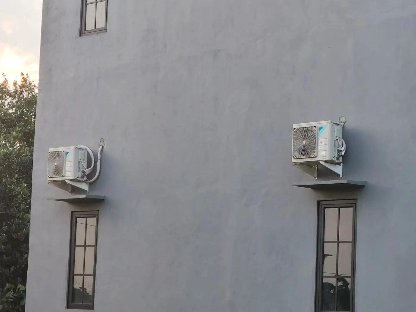 Pemasangan Outdoor AC Daikin untuk Kost