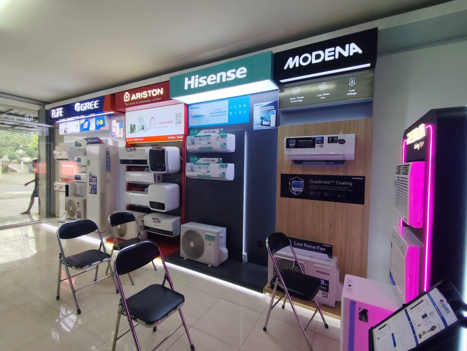 Showroom Display Hisense dan Modena