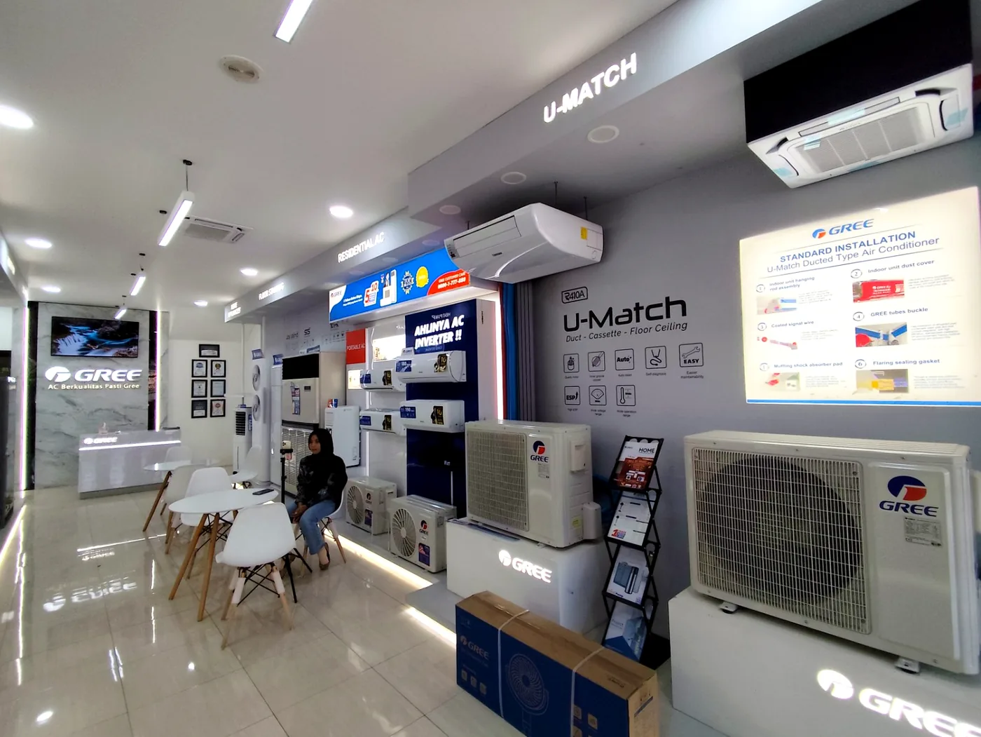 Display AC Gree Showroom
